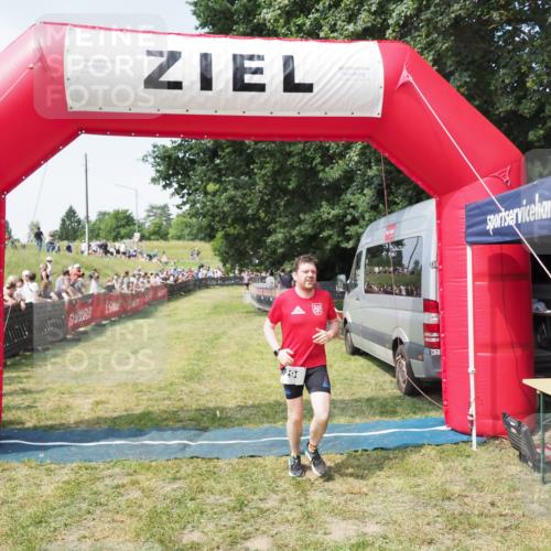 21.06.2025 - 27. Vierlanden-Triathlon MichiJ http://msf.ph/oto/8004403 15.06.2026 11:28:25 Ziel 296 meine-sportfotos.de