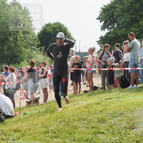 15.06.2025 - 27. Vierlanden-Triathlon KatJ http://msf.ph/oto/8004406 15.06.2025 10:03:47 Schwimmen 377, 425, 432, 436, 439 meine-sportfotos.de
