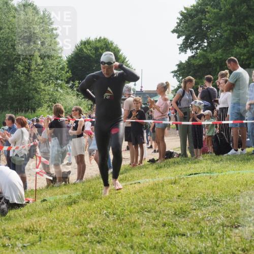 15.06.2025 - 27. Vierlanden-Triathlon KatJ http://msf.ph/oto/8004424 15.06.2025 10:03:47 Schwimmen 377, 425, 432, 436, 439 meine-sportfotos.de