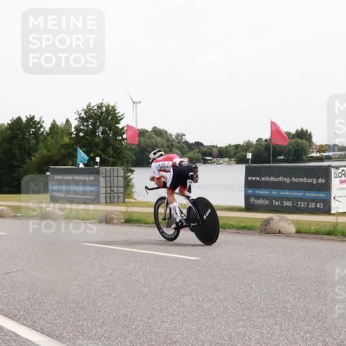 15.06.2025 - 27. Vierlanden-Triathlon H.Heesch http://msf.ph/oto/8004428 15.06.2025 10:34:38 Radfahren 104, 205 meine-sportfotos.de