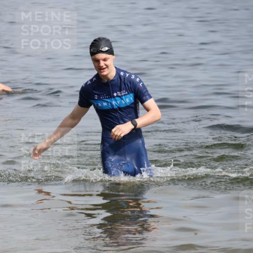 15.06.2025 - 27. Vierlanden-Triathlon Lena Gebhardt http://msf.ph/oto/8004433 15.06.2025 09:59:49 Schwimmen 266, 351, 358 meine-sportfotos.de