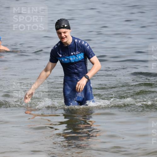 15.06.2025 - 27. Vierlanden-Triathlon Lena Gebhardt http://msf.ph/oto/8004439 15.06.2025 09:59:49 Schwimmen 266, 351, 358 meine-sportfotos.de