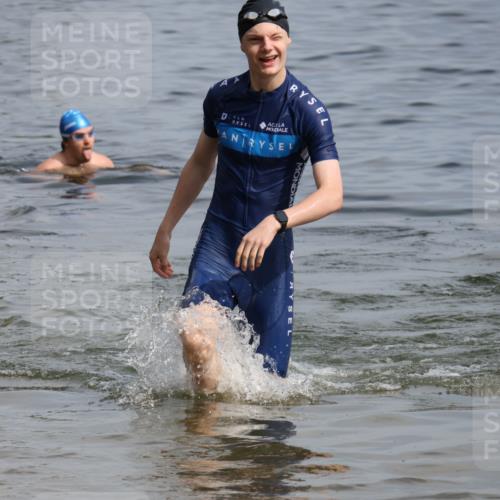 15.06.2025 - 27. Vierlanden-Triathlon Lena Gebhardt http://msf.ph/oto/8004464 15.06.2025 09:59:50 Schwimmen 266, 351, 358 meine-sportfotos.de