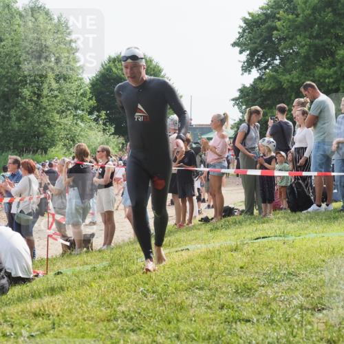 15.06.2025 - 27. Vierlanden-Triathlon KatJ http://msf.ph/oto/8004466 15.06.2025 10:03:48 Schwimmen 377, 425, 432, 436, 439, 1398 meine-sportfotos.de