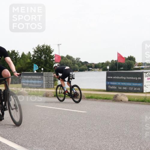 15.06.2025 - 27. Vierlanden-Triathlon H.Heesch http://msf.ph/oto/8004473 15.06.2025 10:35:07 Radfahren 45, 128, 137, 316 meine-sportfotos.de