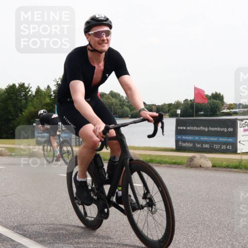 15.06.2025 - 27. Vierlanden-Triathlon H.Heesch http://msf.ph/oto/8004479 15.06.2025 10:35:07 Radfahren 45, 128, 137, 316 meine-sportfotos.de