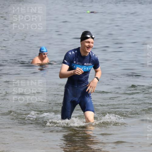 15.06.2025 - 27. Vierlanden-Triathlon Lena Gebhardt http://msf.ph/oto/8004484 15.06.2025 09:59:51 Schwimmen 266, 351, 358 meine-sportfotos.de