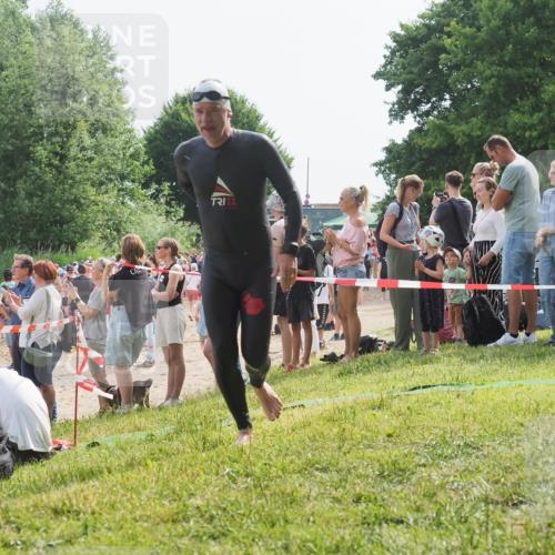15.06.2025 - 27. Vierlanden-Triathlon KatJ http://msf.ph/oto/8004486 15.06.2025 10:03:48 Schwimmen 377, 425, 432, 436, 439, 1398 meine-sportfotos.de