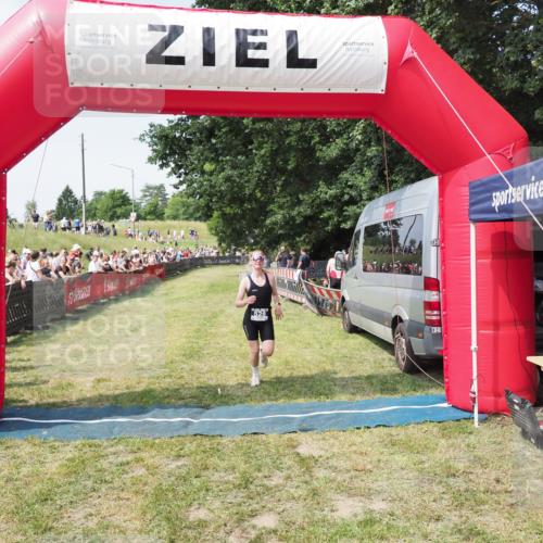 21.06.2025 - 27. Vierlanden-Triathlon MichiJ http://msf.ph/oto/8004496 15.06.2026 11:29:06 Ziel 525, 528, 623 meine-sportfotos.de