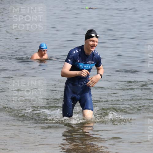15.06.2025 - 27. Vierlanden-Triathlon Lena Gebhardt http://msf.ph/oto/8004504 15.06.2025 09:59:51 Schwimmen 266, 351, 358 meine-sportfotos.de