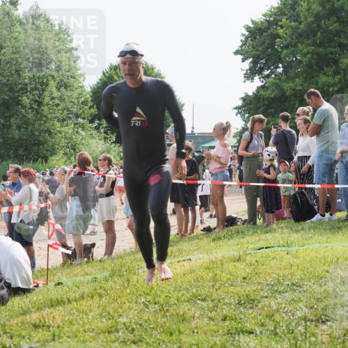 15.06.2025 - 27. Vierlanden-Triathlon KatJ http://msf.ph/oto/8004508 15.06.2025 10:03:48 Schwimmen 377, 425, 432, 436, 439, 1398 meine-sportfotos.de