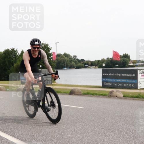 15.06.2025 - 27. Vierlanden-Triathlon H.Heesch http://msf.ph/oto/8004517 15.06.2025 10:35:34 Radfahren 99, 272, 301 meine-sportfotos.de