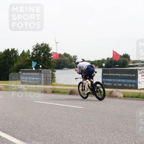 15.06.2025 - 27. Vierlanden-Triathlon H.Heesch http://msf.ph/oto/8004522 15.06.2025 10:35:39 Radfahren 106, 239, 301 meine-sportfotos.de