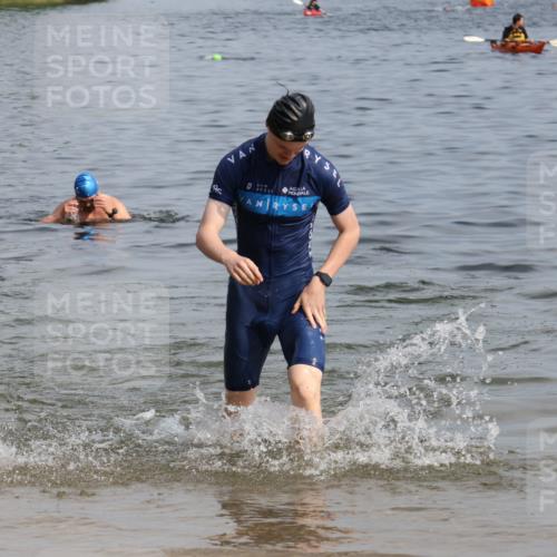 15.06.2025 - 27. Vierlanden-Triathlon Lena Gebhardt http://msf.ph/oto/8004524 15.06.2025 09:59:52 Schwimmen 266, 351, 358 meine-sportfotos.de