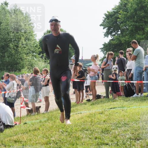 15.06.2025 - 27. Vierlanden-Triathlon KatJ http://msf.ph/oto/8004529 15.06.2025 10:03:48 Schwimmen 377, 425, 432, 436, 439, 1398 meine-sportfotos.de