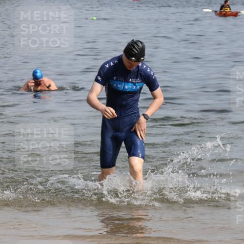 15.06.2025 - 27. Vierlanden-Triathlon Lena Gebhardt http://msf.ph/oto/8004531 15.06.2025 09:59:52 Schwimmen 266, 351, 358 meine-sportfotos.de