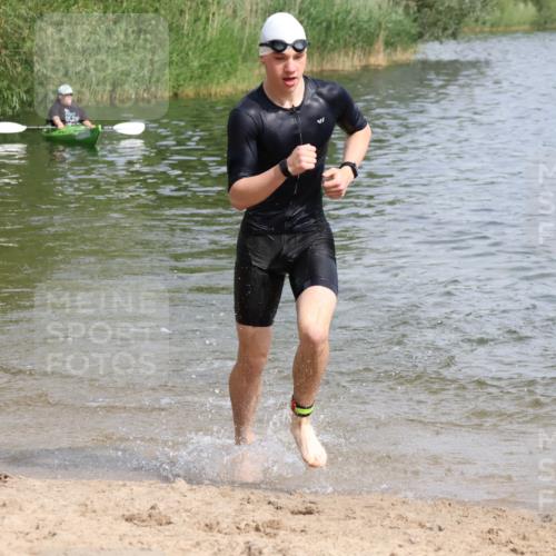 15.06.2025 - 27. Vierlanden-Triathlon Lena Gebhardt http://msf.ph/oto/8004538 15.06.2025 09:59:53 Schwimmen 266, 351, 358 meine-sportfotos.de
