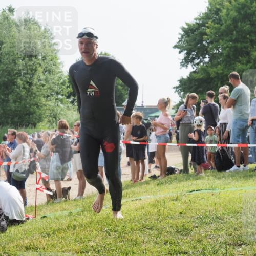 15.06.2025 - 27. Vierlanden-Triathlon KatJ http://msf.ph/oto/8004552 15.06.2025 10:03:48 Schwimmen 377, 425, 432, 436, 439, 1398 meine-sportfotos.de