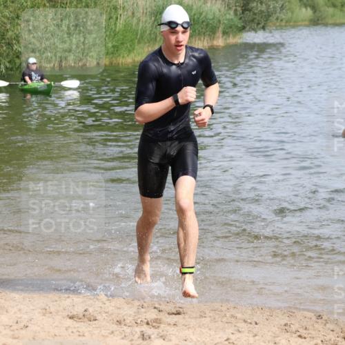 15.06.2025 - 27. Vierlanden-Triathlon Lena Gebhardt http://msf.ph/oto/8004564 15.06.2025 09:59:53 Schwimmen 266, 351, 358 meine-sportfotos.de