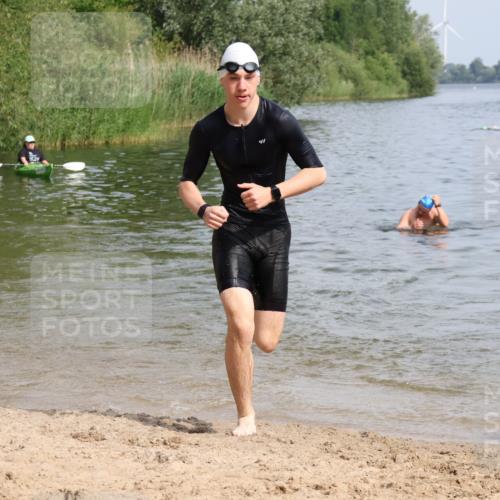 15.06.2025 - 27. Vierlanden-Triathlon Lena Gebhardt http://msf.ph/oto/8004582 15.06.2025 09:59:54 Schwimmen 266, 351, 358 meine-sportfotos.de