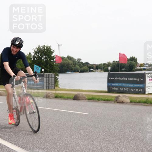 15.06.2025 - 27. Vierlanden-Triathlon H.Heesch http://msf.ph/oto/8004590 15.06.2025 10:36:10 Radfahren 338, 348 meine-sportfotos.de