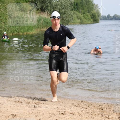 15.06.2025 - 27. Vierlanden-Triathlon Lena Gebhardt http://msf.ph/oto/8004596 15.06.2025 09:59:54 Schwimmen 266, 351, 358 meine-sportfotos.de