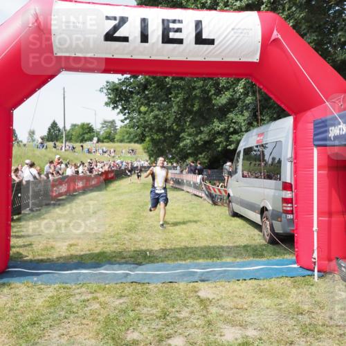 21.06.2025 - 27. Vierlanden-Triathlon MichiJ http://msf.ph/oto/8004601 15.06.2026 11:29:28 Ziel 263 meine-sportfotos.de