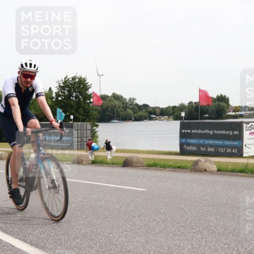 15.06.2025 - 27. Vierlanden-Triathlon H.Heesch http://msf.ph/oto/8004629 15.06.2025 10:36:46 Radfahren 102, 276, 283 meine-sportfotos.de