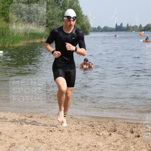 15.06.2025 - 27. Vierlanden-Triathlon Lena Gebhardt http://msf.ph/oto/8004633 15.06.2025 09:59:54 Schwimmen 266, 351, 358 meine-sportfotos.de
