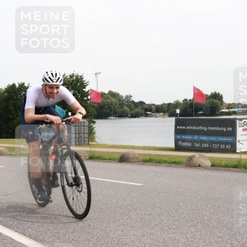 15.06.2025 - 27. Vierlanden-Triathlon H.Heesch http://msf.ph/oto/8004639 15.06.2025 10:37:07 Radfahren 11, 306, 397 meine-sportfotos.de