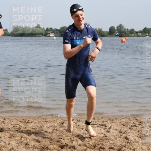 15.06.2025 - 27. Vierlanden-Triathlon Lena Gebhardt http://msf.ph/oto/8004650 15.06.2025 09:59:56 Schwimmen 266, 351, 358 meine-sportfotos.de