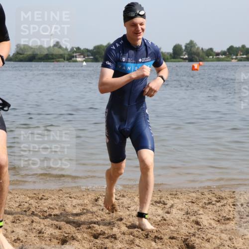 15.06.2025 - 27. Vierlanden-Triathlon Lena Gebhardt http://msf.ph/oto/8004666 15.06.2025 09:59:56 Schwimmen 266, 351, 358 meine-sportfotos.de