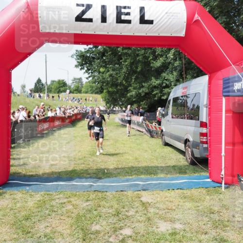 21.06.2025 - 27. Vierlanden-Triathlon MichiJ http://msf.ph/oto/8004668 15.06.2026 11:29:33 Ziel 263, 382, 507, 566 meine-sportfotos.de