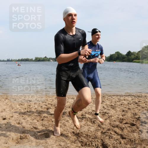 15.06.2025 - 27. Vierlanden-Triathlon Lena Gebhardt http://msf.ph/oto/8004689 15.06.2025 09:59:56 Schwimmen 266, 351, 358 meine-sportfotos.de