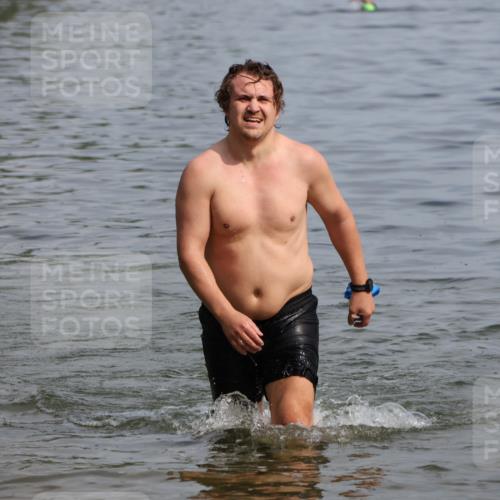 15.06.2025 - 27. Vierlanden-Triathlon Lena Gebhardt http://msf.ph/oto/8004701 15.06.2025 10:00:03 Schwimmen 351, 358 meine-sportfotos.de
