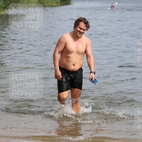 15.06.2025 - 27. Vierlanden-Triathlon Lena Gebhardt http://msf.ph/oto/8004737 15.06.2025 10:00:06 Schwimmen 290 meine-sportfotos.de