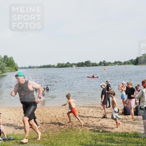 21.06.2025 - 27. Vierlanden-Triathlon MichiJ http://msf.ph/oto/8004742 15.06.2026 10:06:21 Schwimmen 370, 394, 418, 447, 455 meine-sportfotos.de