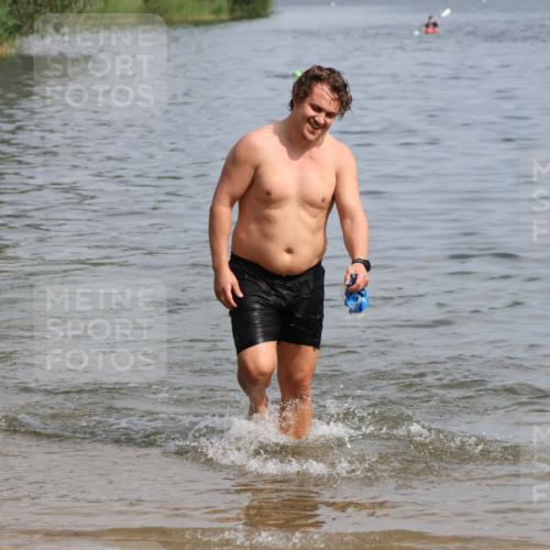 15.06.2025 - 27. Vierlanden-Triathlon Lena Gebhardt http://msf.ph/oto/8004751 15.06.2025 10:00:06 Schwimmen 290 meine-sportfotos.de