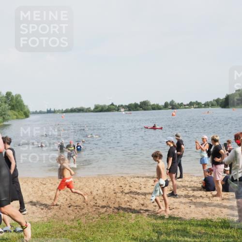 21.06.2025 - 27. Vierlanden-Triathlon MichiJ http://msf.ph/oto/8004758 15.06.2026 10:06:22 Schwimmen 370, 394, 447, 455 meine-sportfotos.de