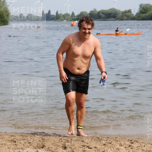 15.06.2025 - 27. Vierlanden-Triathlon Lena Gebhardt http://msf.ph/oto/8004776 15.06.2025 10:00:09 Schwimmen 290 meine-sportfotos.de
