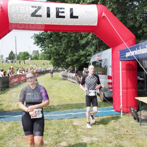 21.06.2025 - 27. Vierlanden-Triathlon MichiJ http://msf.ph/oto/8004803 15.06.2026 11:29:37 Ziel 382, 507, 566 meine-sportfotos.de