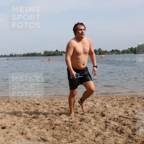 15.06.2025 - 27. Vierlanden-Triathlon Lena Gebhardt http://msf.ph/oto/8004821 15.06.2025 10:00:13 Schwimmen 290 meine-sportfotos.de