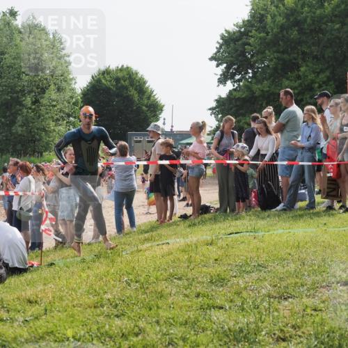 15.06.2025 - 27. Vierlanden-Triathlon KatJ http://msf.ph/oto/8004847 15.06.2025 10:03:52 Schwimmen 377, 425, 432, 436, 439, 1398 meine-sportfotos.de