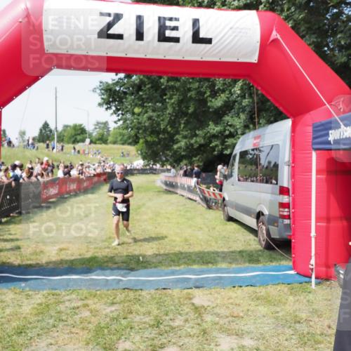 21.06.2025 - 27. Vierlanden-Triathlon MichiJ http://msf.ph/oto/8004851 15.06.2026 11:29:43 Ziel 382, 402 meine-sportfotos.de
