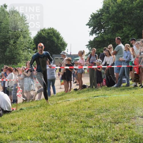 15.06.2025 - 27. Vierlanden-Triathlon KatJ http://msf.ph/oto/8004853 15.06.2025 10:03:52 Schwimmen 377, 425, 432, 436, 439, 1398 meine-sportfotos.de