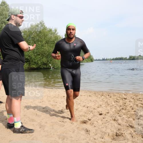 15.06.2025 - 27. Vierlanden-Triathlon Lena Gebhardt http://msf.ph/oto/8004860 15.06.2025 10:02:16 Schwimmen 317 meine-sportfotos.de