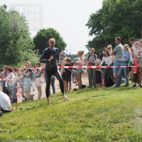 15.06.2025 - 27. Vierlanden-Triathlon KatJ http://msf.ph/oto/8004864 15.06.2025 10:03:53 Schwimmen 377, 425, 427, 432, 436, 439, 1398 meine-sportfotos.de