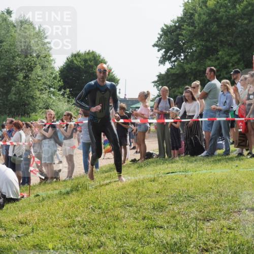 15.06.2025 - 27. Vierlanden-Triathlon KatJ http://msf.ph/oto/8004871 15.06.2025 10:03:53 Schwimmen 377, 425, 427, 432, 436, 439, 1398 meine-sportfotos.de