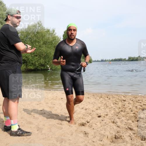 15.06.2025 - 27. Vierlanden-Triathlon Lena Gebhardt http://msf.ph/oto/8004876 15.06.2025 10:02:16 Schwimmen 317 meine-sportfotos.de