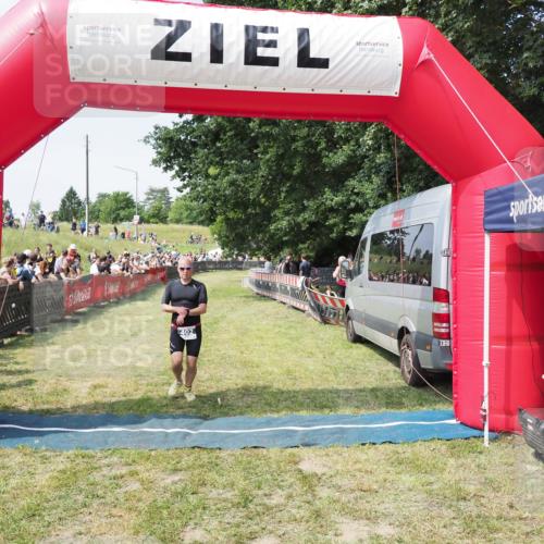 21.06.2025 - 27. Vierlanden-Triathlon MichiJ http://msf.ph/oto/8004879 15.06.2026 11:29:43 Ziel 382, 402 meine-sportfotos.de